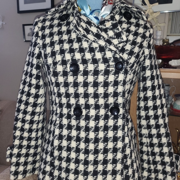 Classic houndstooth print wool coat. - Picture 2 of 4